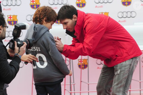 Lionel Messi s'est prêté au jeu des signatures lors d'une journée au cours de laquelle les joueurs du FC Barcelone ont reçu leur voiture de fonction de chez Audi à Barcelone le 21 Novembre 2012