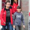 Xavi Hernandez et les joueurs du FC Barcelone ont passé la journée avec les enfants des salariés du club le 21 novembre 2012 avant de recevoir leur voiture de fonction à la Masia de Barcelone