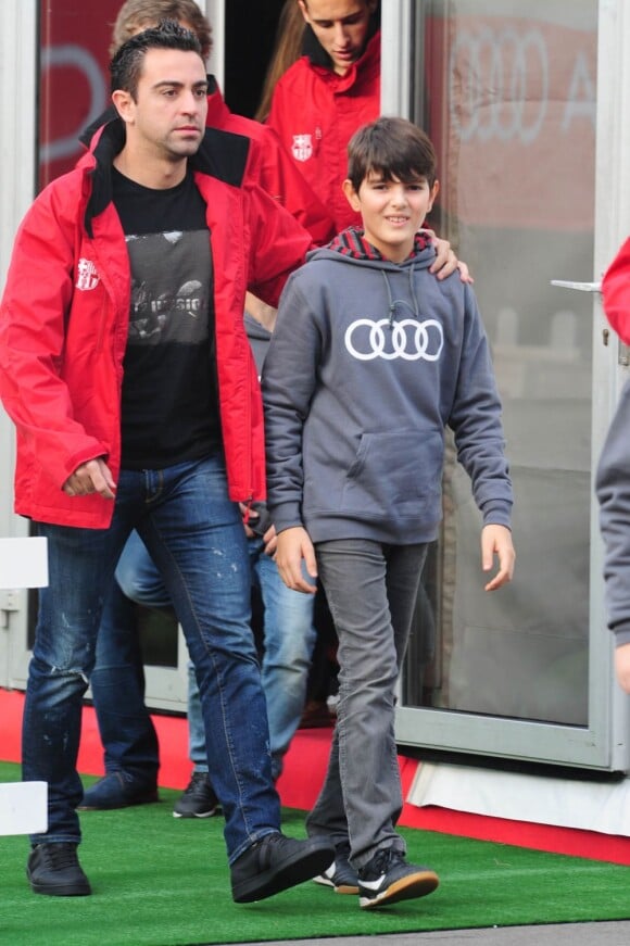 Xavi Hernandez et les joueurs du FC Barcelone ont passé la journée avec les enfants des salariés du club le 21 novembre 2012 avant de recevoir leur voiture de fonction à la Masia de Barcelone