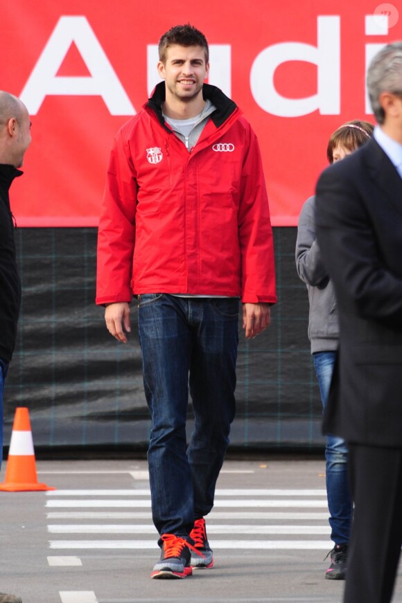 Gerard Piqué et les joueurs du FC Barcelone ont passé la journée avec les enfants des salariés du club le 21 novembre 2012 avant de recevoir leur voiture de fonction à la Masia de Barcelone
