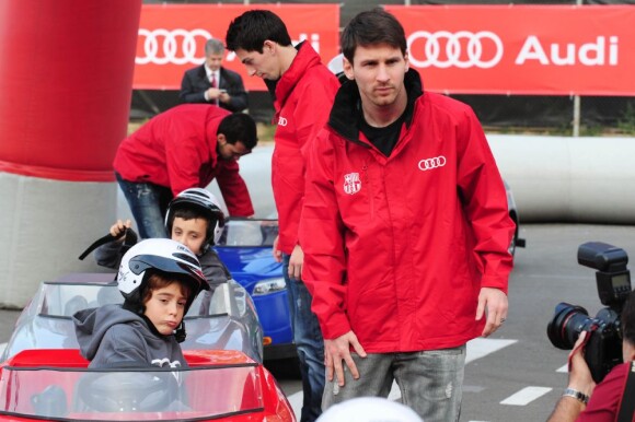 Lionel Messi et les joueurs du FC Barcelone ont passé la journée avec les enfants des salariés du club le 21 novembre 2012 avant de recevoir leur voiture de fonction à la Masia de Barcelone