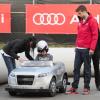 Gerard Piqué surveille de prêt une jeune garçonnet qui s'apprête à prendre le volant le  21 novembre 2012 à la Masia de Barcelone