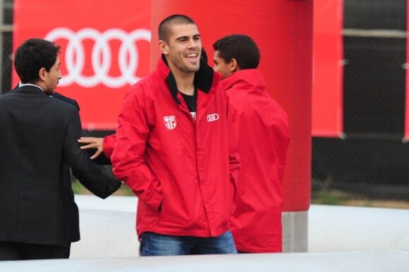 Victor Valdes et les joueurs du FC Barcelone ont passé la journée avec les enfants des salariés du club le 21 novembre 2012 avant de recevoir leur voiture de fonction à la Masia de Barcelone
