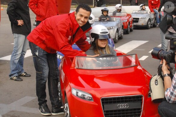Pedro Rodriguez et les joueurs du FC Barcelone ont passé la journée avec les enfants des salariés du club le 21 novembre 2012 avant de recevoir leur voiture de fonction à la Masia de Barcelone