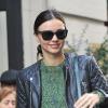 Miranda Kerr tient la main à son fils Flynn à la sortie de leur appartement, habillée d'une veste Balenciaga, d'un sweater Acne, d'une maxi-jupe noire et de bottines Tabitha Simmons. Son sac est signé Christian Louboutin. New York, le 21 novembre 2012.