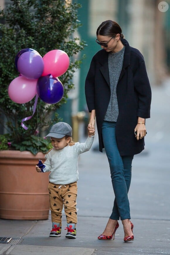 Miranda Kerr reste au chaud au cours d'une balade avec son fils Flynn grâce à un manteau Isabel Marant qu'elle porte avec des souliers Miu Miu. New York, le 22 novembre 2012.