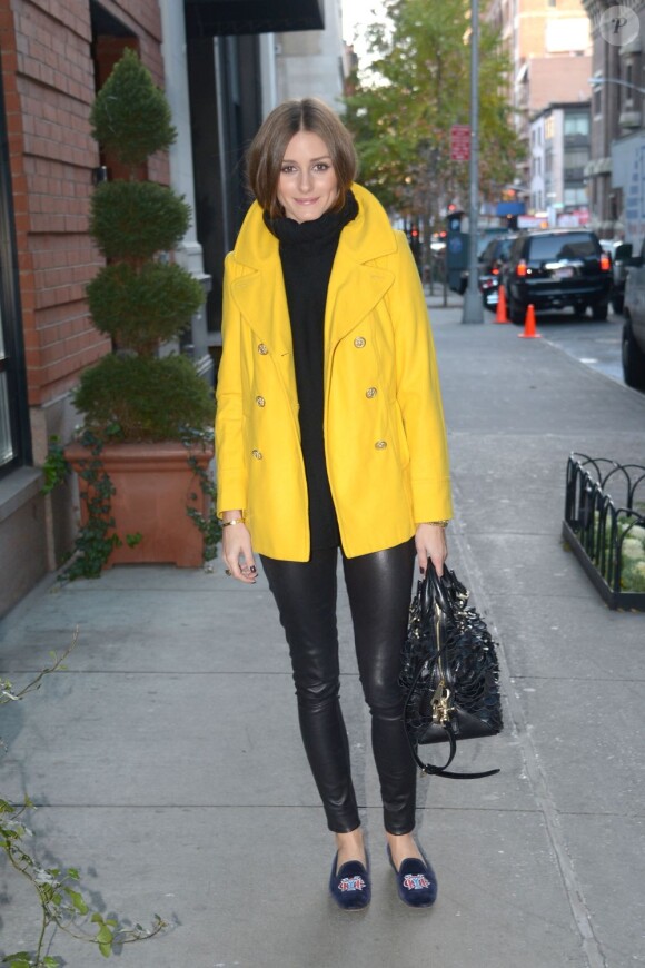 Olivia Palermo porte un caban jaune Old Navy, un legging en cuir et des mocassins Stubbs & Wootton. New York, le 19 novembre 2012.
