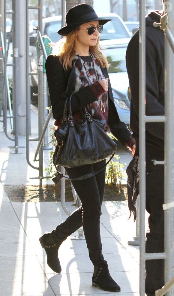 Nicole Richie, stylée au cours d'une sortie avec son mari Benji Madden, porte notamment un sac Balenciaga et des bottines House of Harlow 1960, sa marque de chaussures et accessoires. Beverly Hills, le 22 novembre 2012.