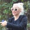 Gwen Stefani, tout de noir vêtue avec des lunettes Karen Walker, est de sortie avec son fils Zuma, mini-rockstar des mauvais jours à Beverly Hills. Le 21 novembre 2012.