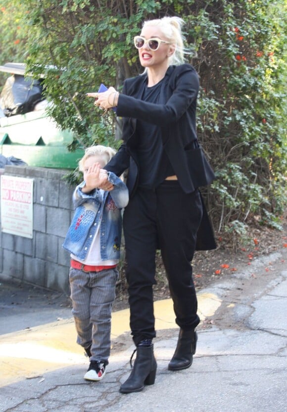 Gwen Stefani, tout de noir vêtue avec des lunettes Karen Walker, est de sortie avec son fils Zuma, mini-rockstar des mauvais jours à Beverly Hills. Le 21 novembre 2012.