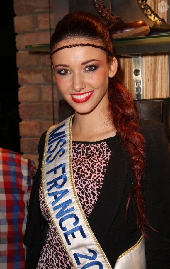 Delphine Wespiser à l'ouverture de la boutique UGG à Paris le 18 octobre 2012.