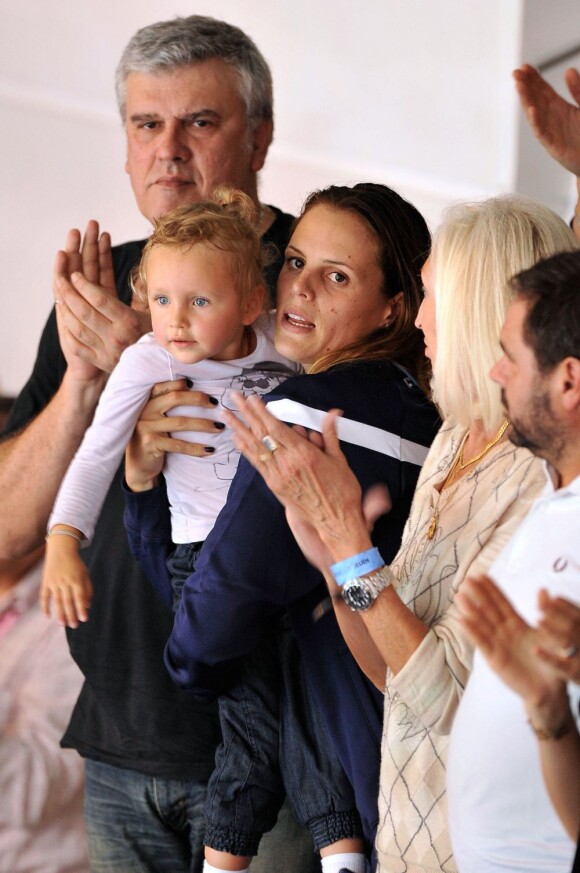 Laure Manaudou a assisté avec sa fille Manon à la finale du 50 mètres nage libre où ont brillé son petit frère Florent (1er) et son compagnon Frédérick Bousquet (3e) lors des championnats d'Europe petit bassin à Chartres le 22 novembre 2012