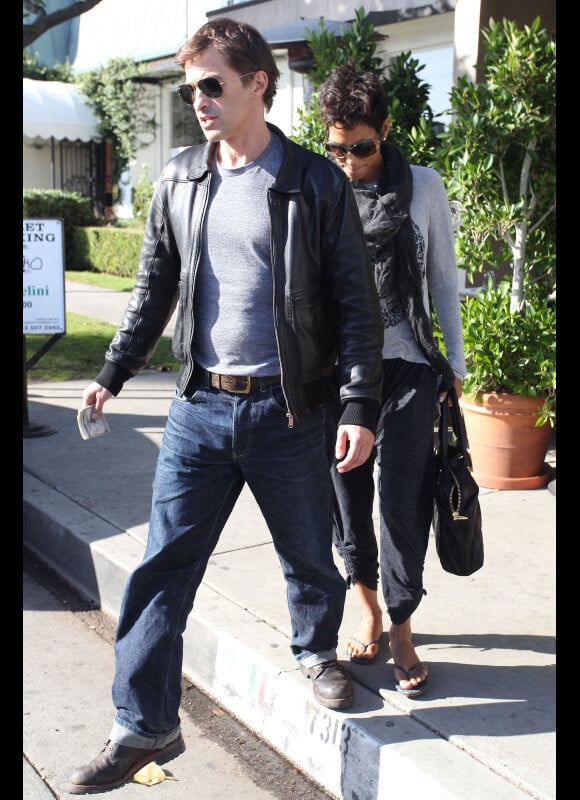 Halle Berry et son petit ami Olivier Martinez vont dejeuner au restaurant à Beverly Hills, le 21 novembre 2012.