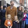 Le prince Felipe et la princesse Letizia d'Espagne, avec leurs filles Leonor et Sofia, visitaient le 25 novembre 2012 à l'hôpital Quiron San José de Madrid le roi Juan Carlos Ier après son arthroplastie à la hanche gauche.