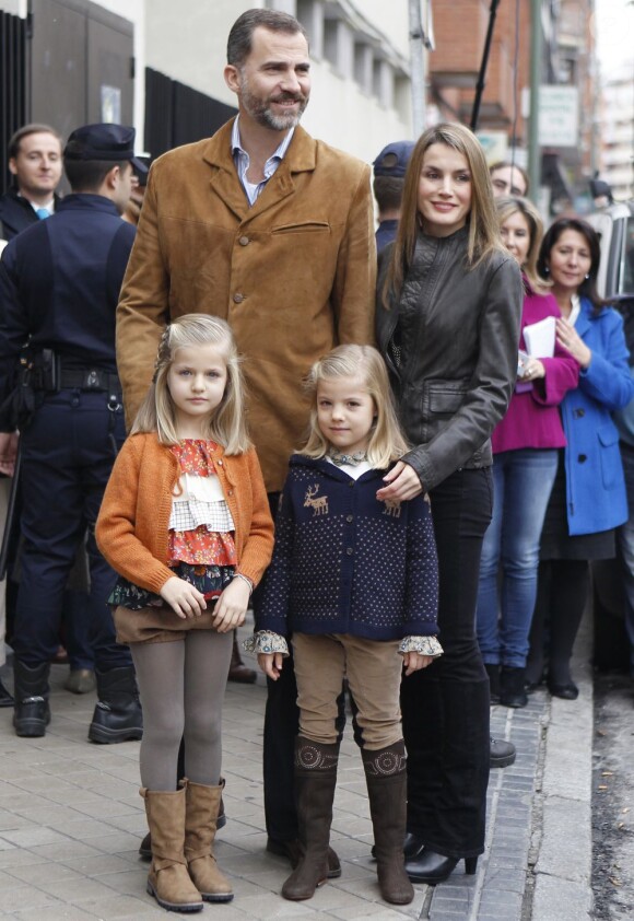 Le prince Felipe et la princesse Letizia d'Espagne, avec leurs filles Leonor et Sofia, visitaient le 25 novembre 2012 à l'hôpital Quiron San José de Madrid le roi Juan Carlos Ier après son arthroplastie à la hanche gauche.