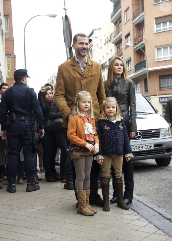 Felipe et Letizia d'Espagne, avec leurs filles Leonor et Sofia, visitaient le 25 novembre 2012 à l'hôpital Quiron San José de Madrid le roi Juan Carlos Ier après son arthroplastie à la hanche gauche.