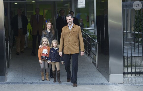 Le prince Felipe et la princesse Letizia d'Espagne, accompagnés de leurs filles Leonor et Sofia, visitaient le 25 novembre 2012 à l'hôpital Quiron San José de Madrid le roi Juan Carlos Ier après son arthroplastie à la hanche gauche.