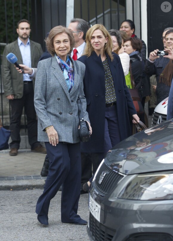 La reine Sofia et l'infante Cristina le 25 novembre 2012 à l'hôpital Quiron San José de Madrid pour voir le roi Juan Carlos Ier après son arthroplastie à la hanche gauche.