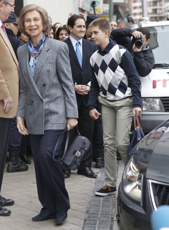 La reine Sofia et Juan Valentin Urdangarin le 25 novembre 2012 à l'hôpital Quiron San José de Madrid pour voir le roi Juan Carlos Ier après son arthroplastie à la hanche gauche.