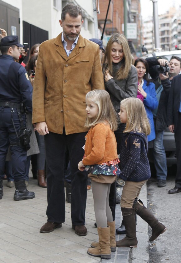 Le prince Felipe et la princesse Letizia, avec leurs filles Leonor et Sofia, visitaient le 25 novembre 2012 à l'hôpital Quiron San José de Madrid le roi Juan Carlos Ier après son arthroplastie à la hanche gauche.