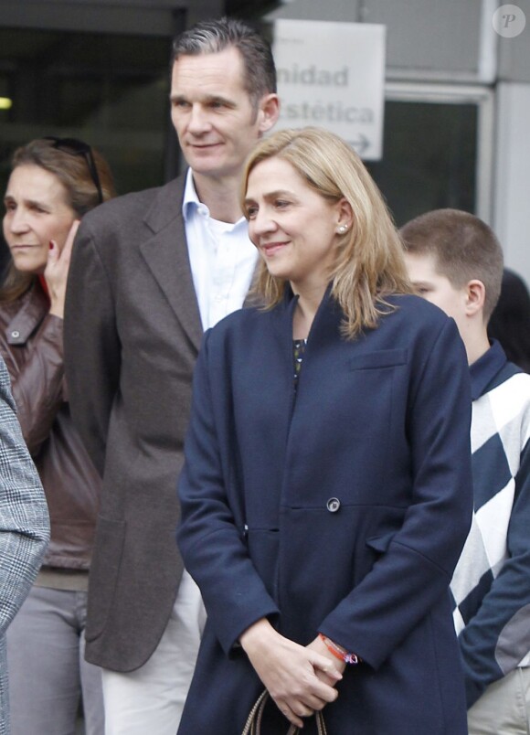 L'infante Cristina et Iñaki Urdangarin. La famille royale d'Espagne rendait visite le 25 novembre 2012 à l'hôpital Quiron San José de Madrid le roi Juan Carlos Ier après son arthroplastie à la hanche gauche.
