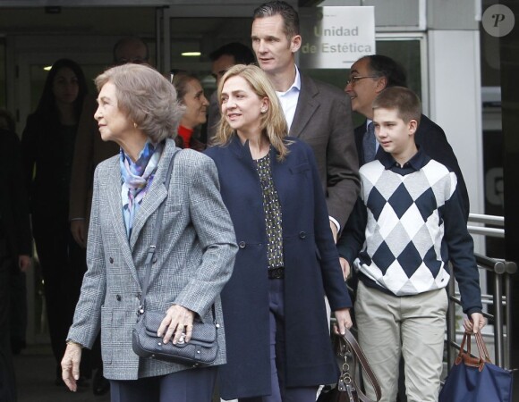 La reine Sofia, l'infante Cristina, son mari Iñaki Urdangarin et leur fils Juan Valentin. La famille royale d'Espagne rendait visite le 25 novembre 2012 à l'hôpital Quiron San José de Madrid le roi Juan Carlos Ier après son arthroplastie à la hanche gauche.