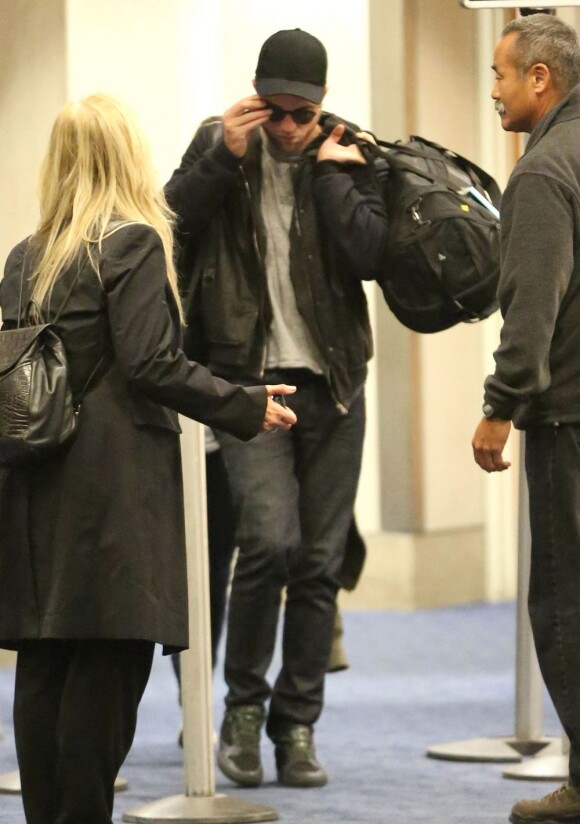 Robert Pattinson arrivant à l'aéroport de Los Angeles le 26 Novembre 2012.