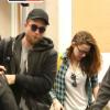 Robert Pattinson et Kristen Stewart arrivant à l'aéroport de Los Angeles le 26 Novembre 2012.