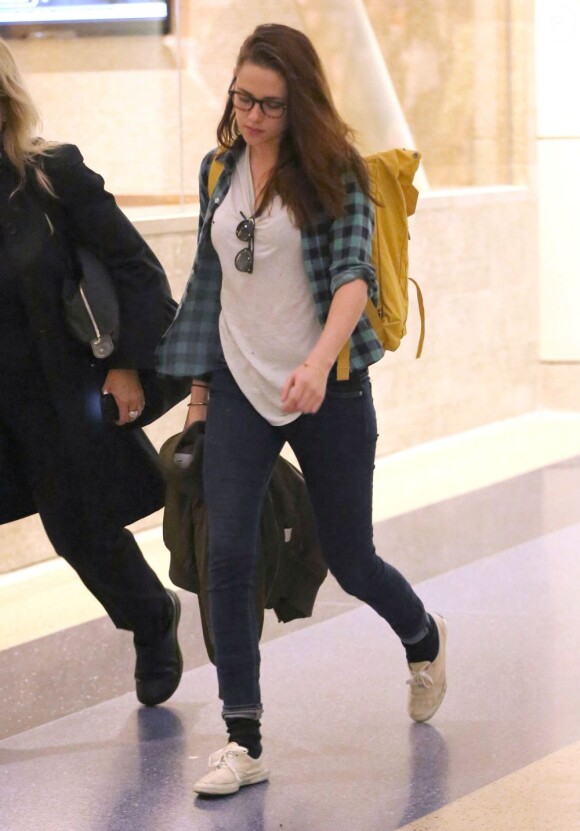Kristen Stewart arrivant à l'aéroport de Los Angeles le 26 Novembre 2012.