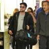 Robert Pattinson et Kristen Stewart arrivant à l'aéroport de Los Angeles le 26 Novembre 2012.
