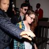 Robert Pattinson et Kristen Stewart arrivant à l'aéroport de Los Angeles le 26 Novembre 2012. Discrets, ils gardent une distance entre eux pour tenter de passer inaperçus