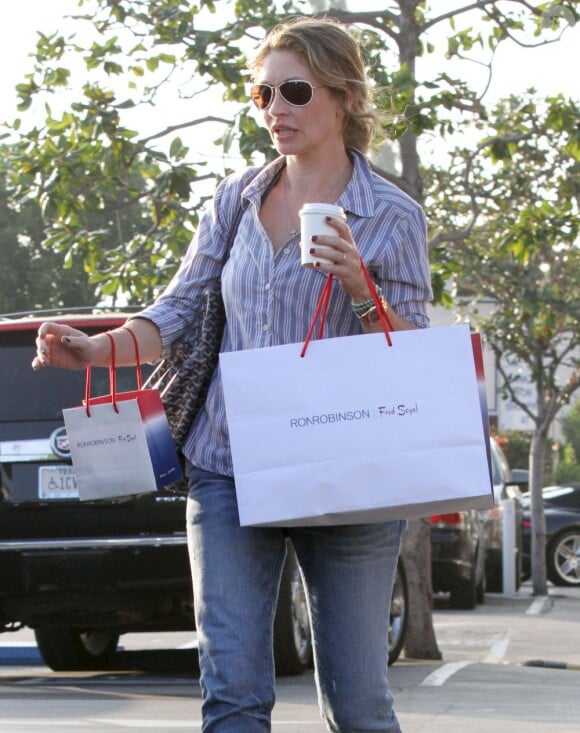 Rebecca Gayheart avec sa fille Billie font du shopping à Beverly Hills le 26 novembre 2012.