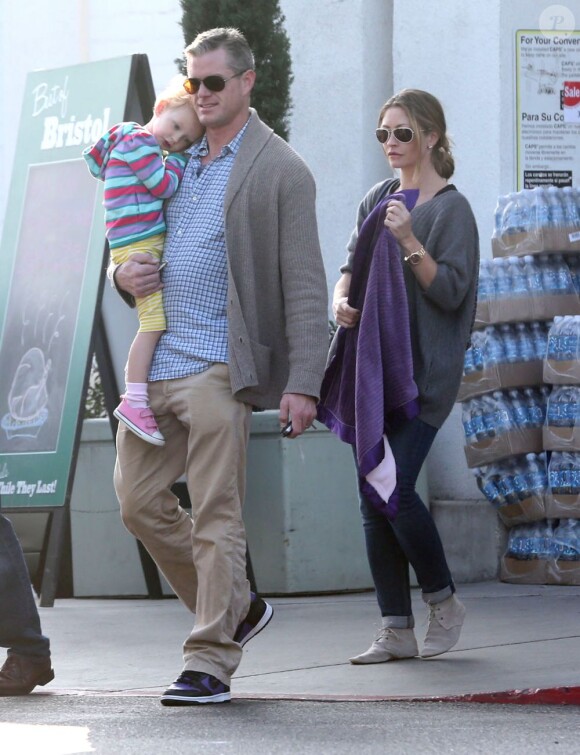 Eric Dane et sa femme Rebecca Gayheart font du shopping à Beverly Hills le 25 novembre 2012.