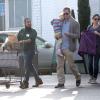 Eric Dane et Rebecca Gayheart font du shopping à Beverly Hills le 25 novembre 2012.