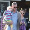 Eric Dane et Rebecca Gayheart font du shopping à Beverly Hills le 25 novembre 2012.