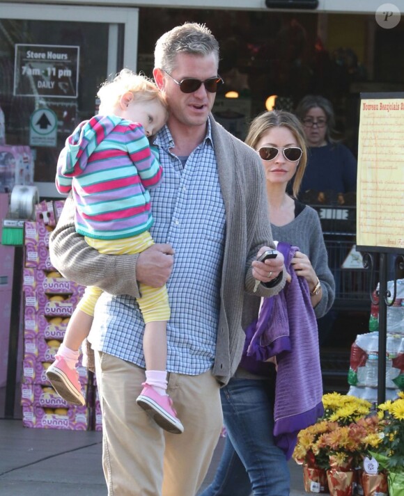 Eric Dane et Rebecca Gayheart font du shopping à Beverly Hills le 25 novembre 2012.