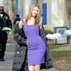 AnnaLynne McCord en pleine action sur le tournage de la série 90210 à Los Angeles, le 27 novembre 2012 - Elle est ravissante dans sa robe moulante violette