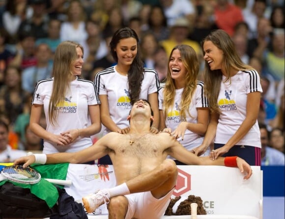 Novak Djokovic profite d'un bon massage effectué par de charmantes créatures lors d'un match exhibition face à Gustavo Kuerten à Rio de Janeiro le 17 novembre 2012