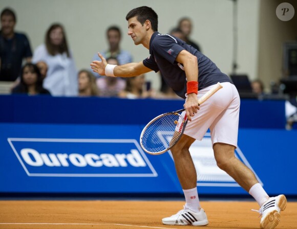 Novak Djokovic lors d'un match exhibition face à Gustavo Kuerten à Rio de Janeiro le 17 novembre 2012
