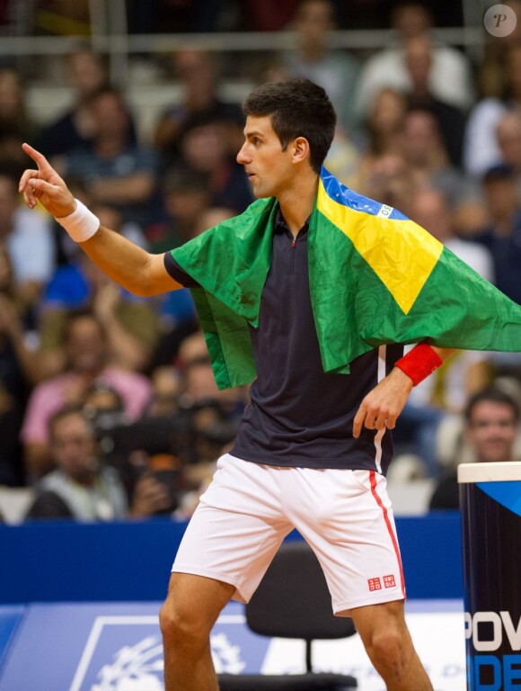 Novak Djokovic drapé du drapeau brésilien lors d'un match exhibition face à Gustavo Kuerten à Rio de Janeiro le 17 novembre 2012