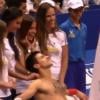 Novak Djokovic profite d'un massage pratiqué par de charmantes jeunes filles lors d'un match exhibition face à Gustavo Kuerten à Rio de Janeiro le 17 novembre 2012