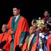 Yao Ming, ancienne star de la NBA, a été fait Docteur Honoris Cosas en Sciences Sociales à l'université de Hong Kong le 27 novembre 2012