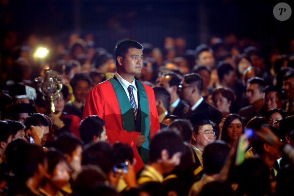 Yao Ming, très discret lors de la cérémonie qui l'a fait Docteur Honoris Cosas en Sciences Sociales à l'université de Hong Kong le 27 novembre 2012