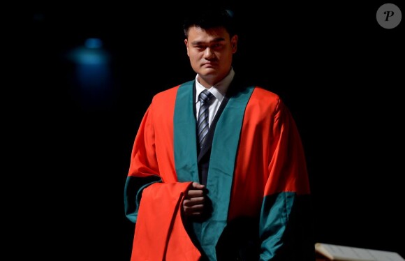 Yao Ming, heureux d'avoir été fait Docteur Honoris Cosas en Sciences Sociales à l'université de Hong Kong le 27 novembre 2012