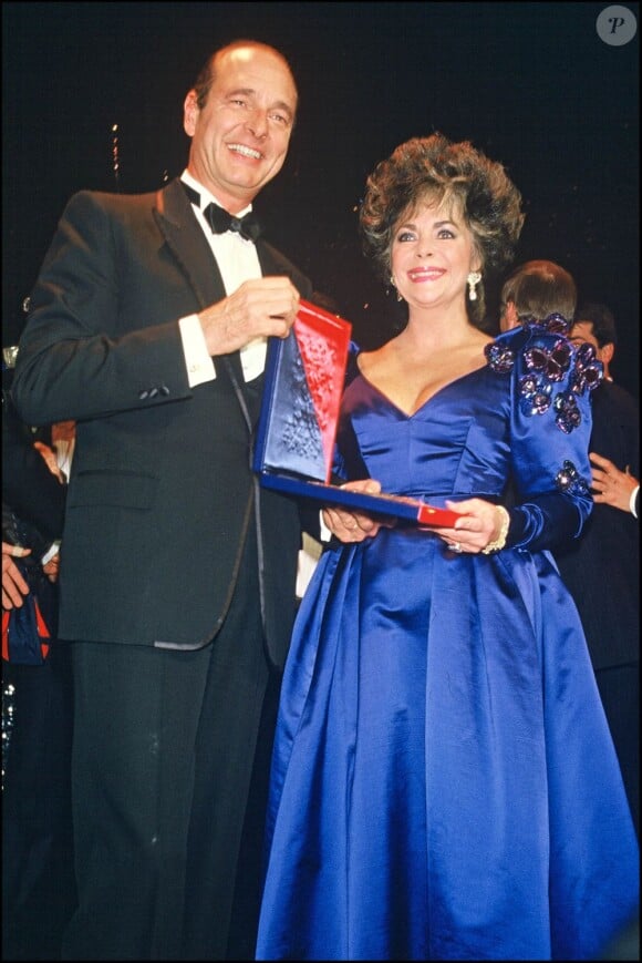 Jacques Chirac et Elizabeth Taylor à Paris, le 26 novembre 1985.