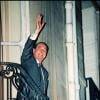 Sur le balcon de l'Hôtel de Ville de Paris, Jacques Chirac salue la foule : il vient de remporter l'élection présidentielle. Le 7 mai 1995.