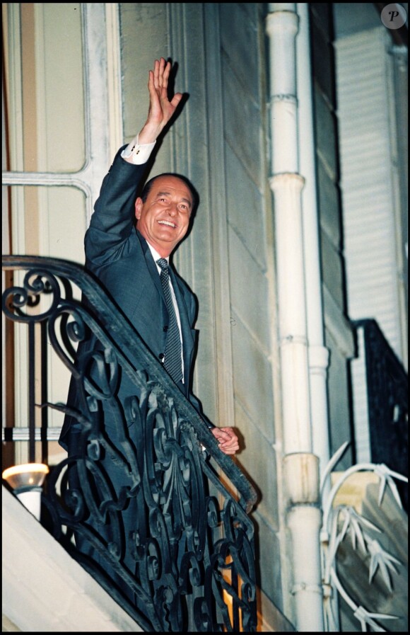 Sur le balcon de l'Hôtel de Ville de Paris, Jacques Chirac salue la foule : il vient de remporter l'élection présidentielle. Le 7 mai 1995.