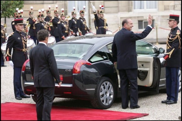 Jacques Chirac quitte l'Elysée et passe le pouvoir à Nicolas Sarkozy, le 16 mai 2007.