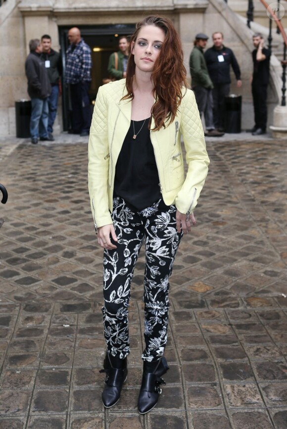 Kristen Stewart lors du défilé Balenciaga printemps-été 2013. Paris, le 27 septembre 2012.