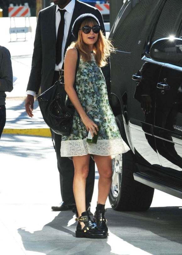 Nicole Richie à Los Angeles, porte une jolie robe fleurie avec un sac et des bottines noirs signés Balenciaga. Le 24 novembre 2012.